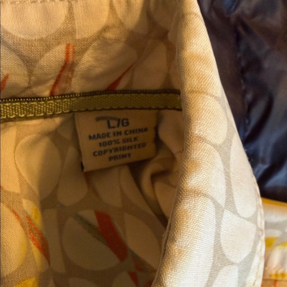 Tommy Bahama Cream Shirt with Multicolor Leaf Pattern 100% SILK - Picture 3 of 10